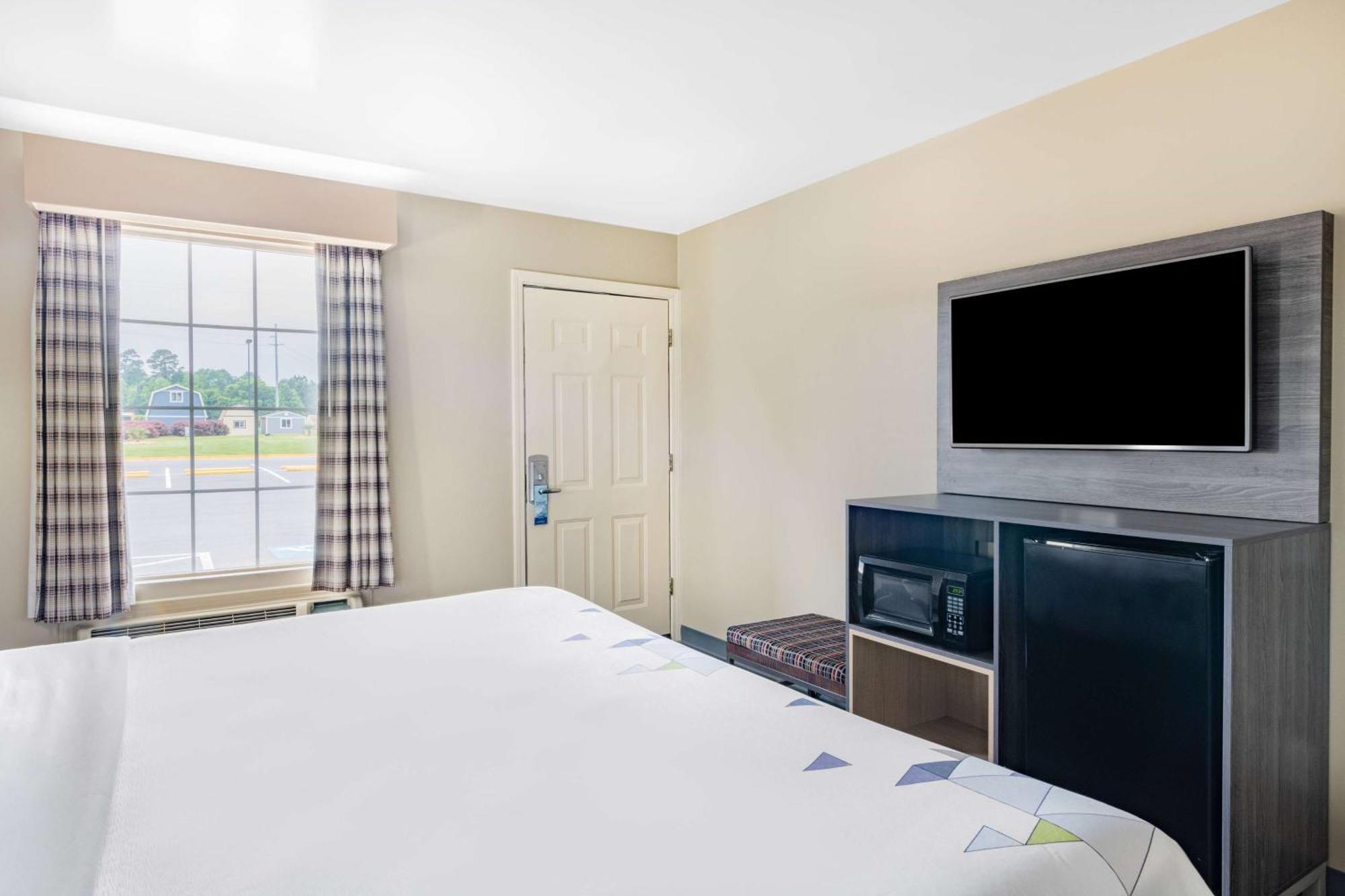 Baymont By Wyndham Commerce Ga Near Tanger Outlets Mall Екстериор снимка