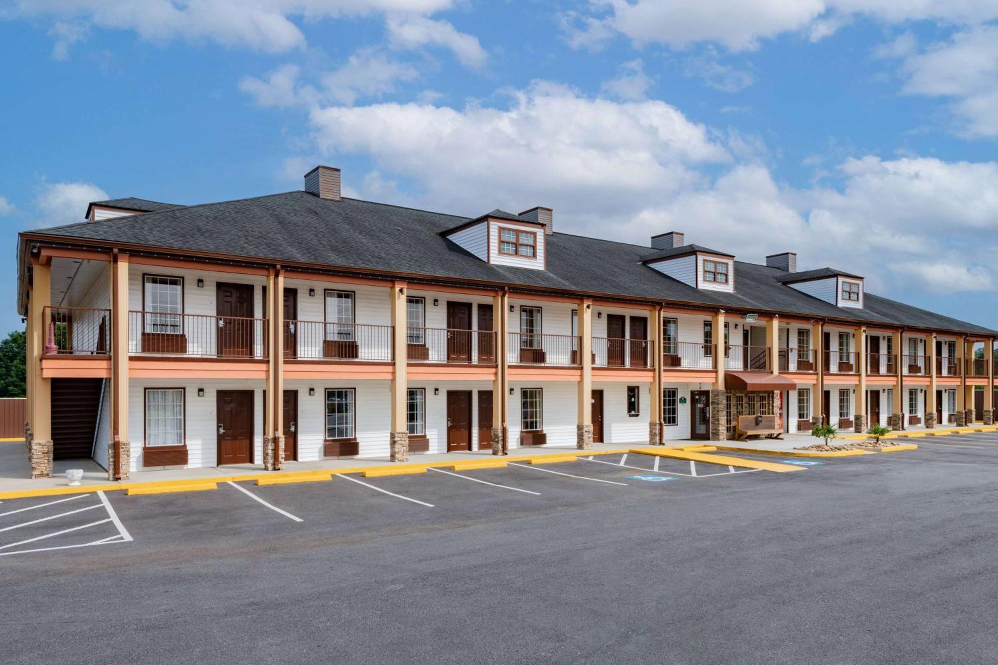Baymont By Wyndham Commerce Ga Near Tanger Outlets Mall Екстериор снимка