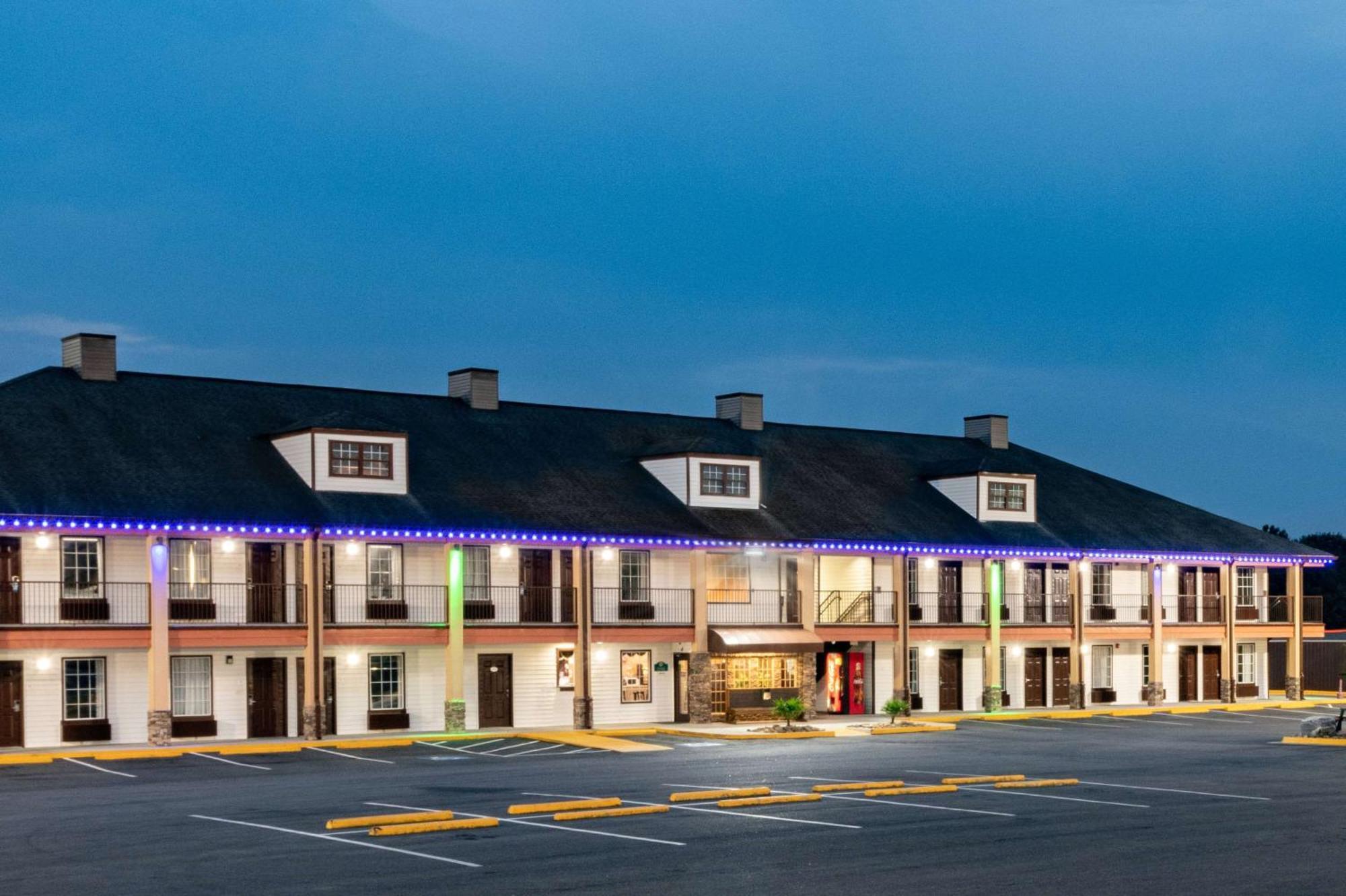 Baymont By Wyndham Commerce Ga Near Tanger Outlets Mall Екстериор снимка