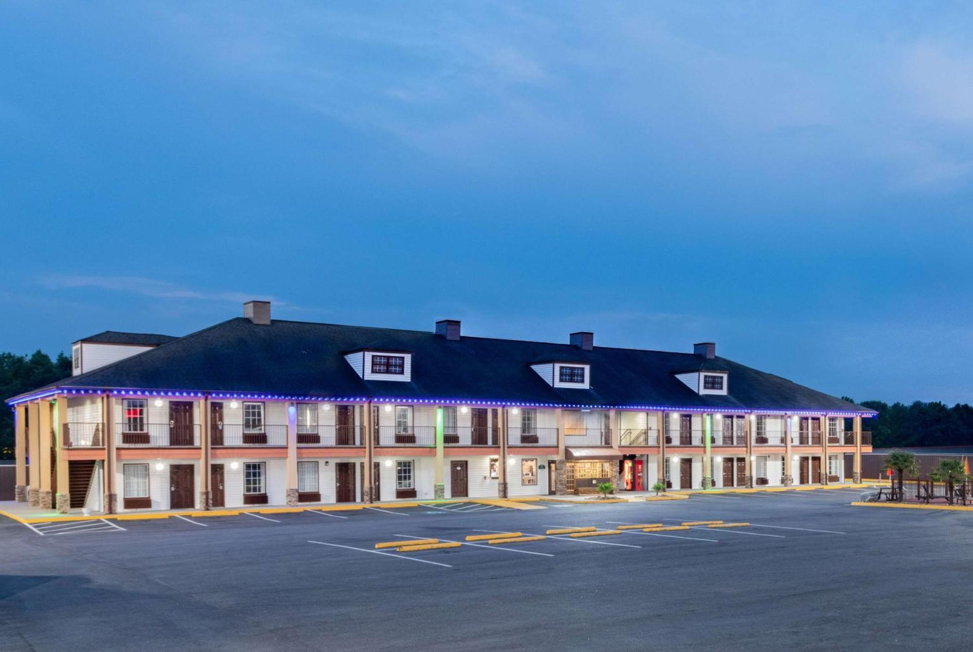 Baymont By Wyndham Commerce Ga Near Tanger Outlets Mall Екстериор снимка