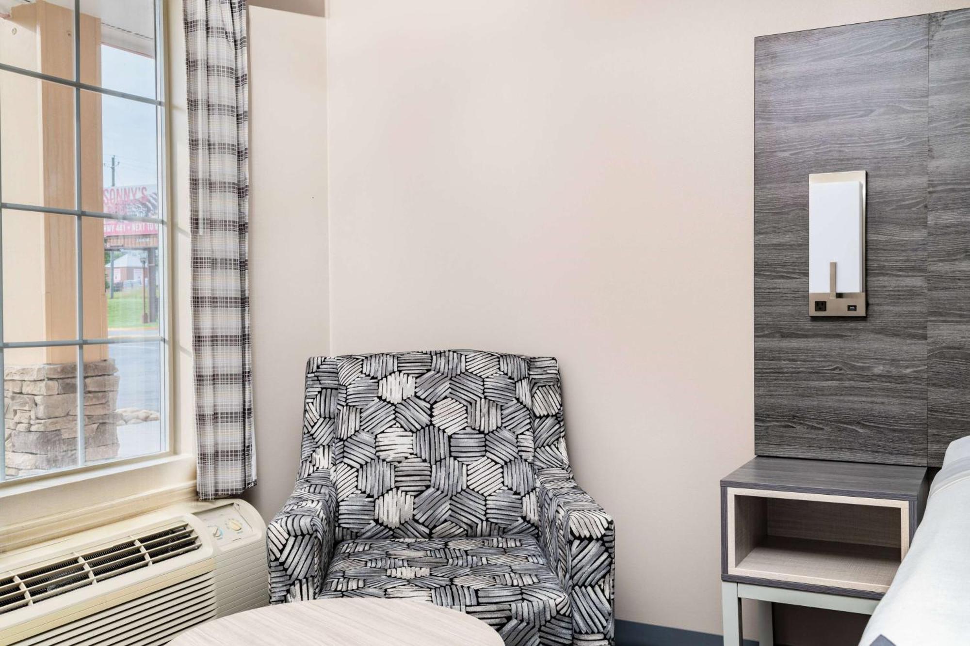 Baymont By Wyndham Commerce Ga Near Tanger Outlets Mall Екстериор снимка