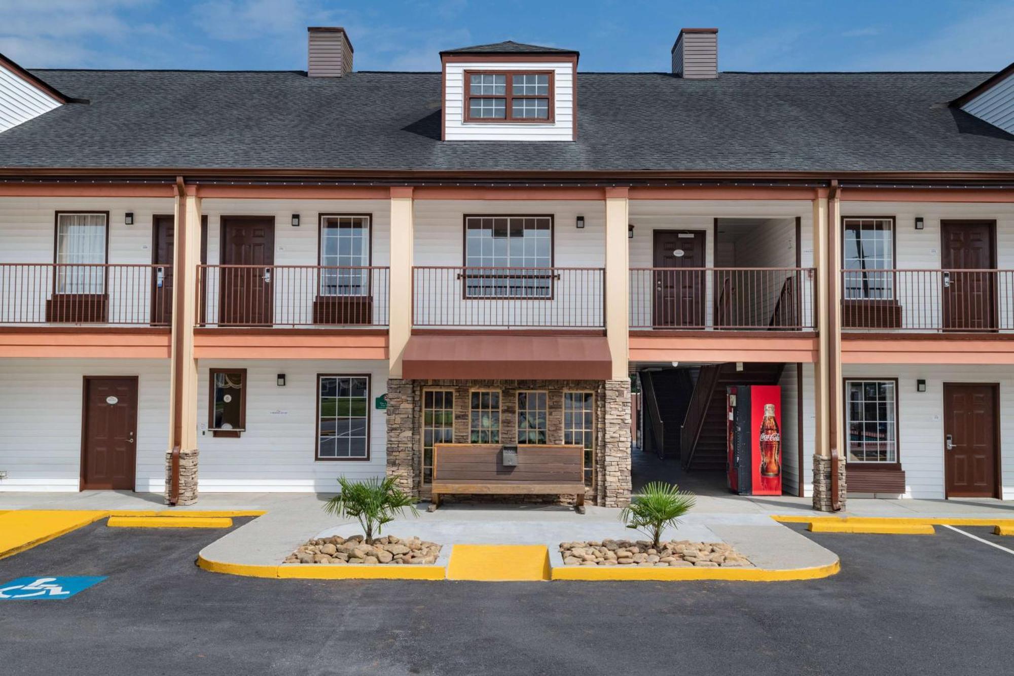 Baymont By Wyndham Commerce Ga Near Tanger Outlets Mall Екстериор снимка