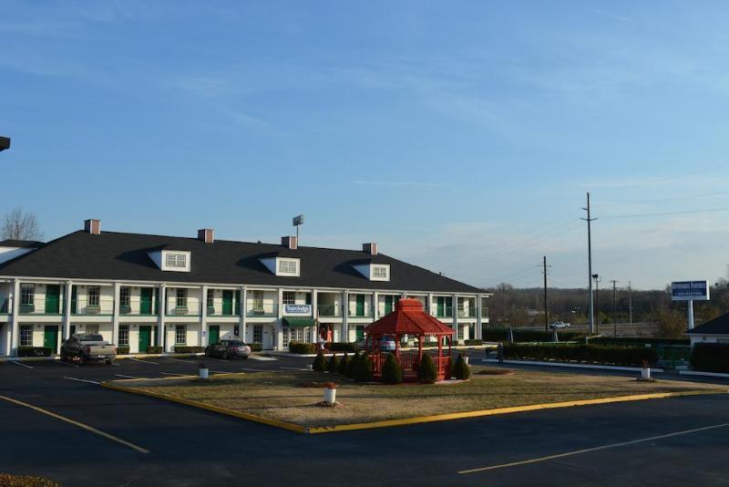 Baymont By Wyndham Commerce Ga Near Tanger Outlets Mall Екстериор снимка
