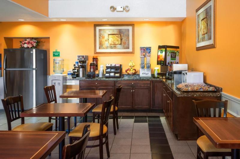 Baymont By Wyndham Commerce Ga Near Tanger Outlets Mall Екстериор снимка